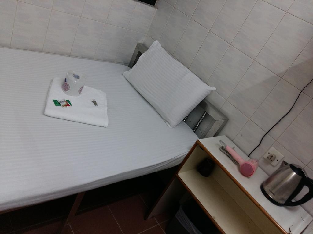 New Yan Yan Guest House reception 9th floor Flat E4 E6 Hongkong Buitenkant foto